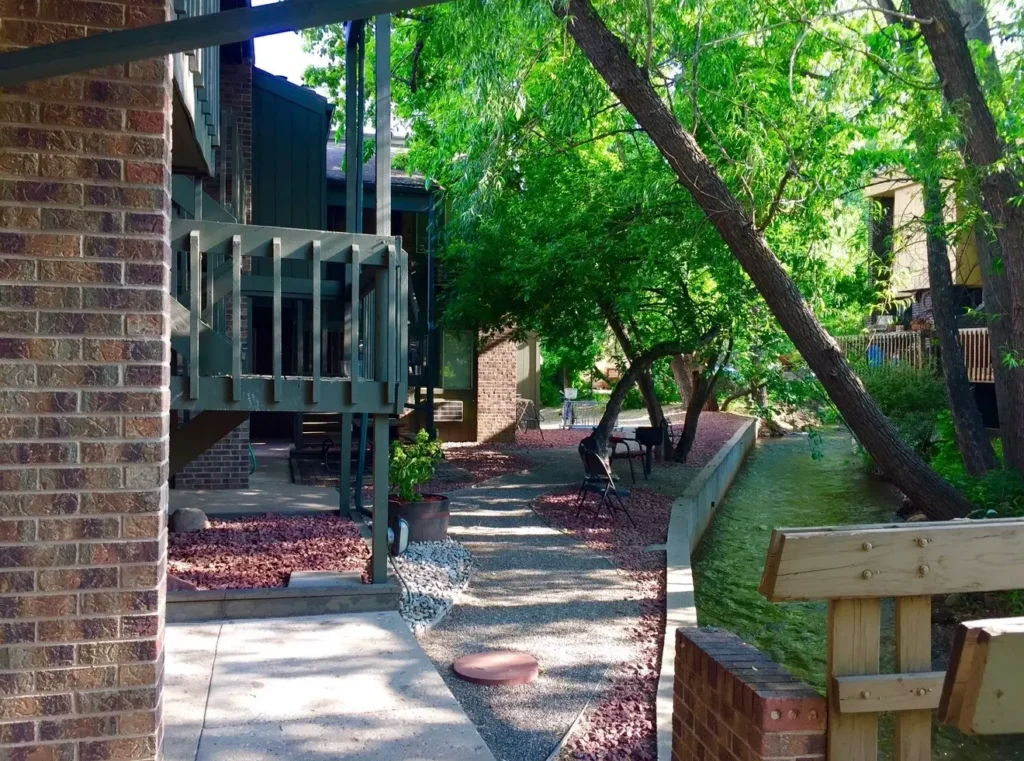 community courtyard at 1920 Canyon Blvd, apartments for rent near University of Colorado Boulder